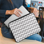 Capa Para Notebook Cinza Zigzag, Cinza Chevron, Padrão Geométrico<br><div class="desc">Padrão elegante,  na moda e sofisticado de zigue-zague (chevron) em cinzas e cor branca. Presente moderno e moderno,  perfeito para o amante ziguezague na sua vida.</div>