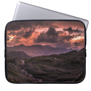 CAPA PARA NOTEBOOK CINZAS E MONTANTES NEGROS SOB PELE NUVEM DURANTE D