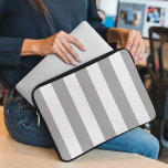 Capa Para Notebook Cinzas, Stripes Brancas, Padrões Lachados<br><div class="desc">Listras elegantes,  na moda e sofisticadas em cinza e cor branca. Presente moderno e moderno,  perfeito para o amante das listras em sua vida.</div>