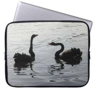Capa Para Notebook Cisnes Negras saudando umas às outras