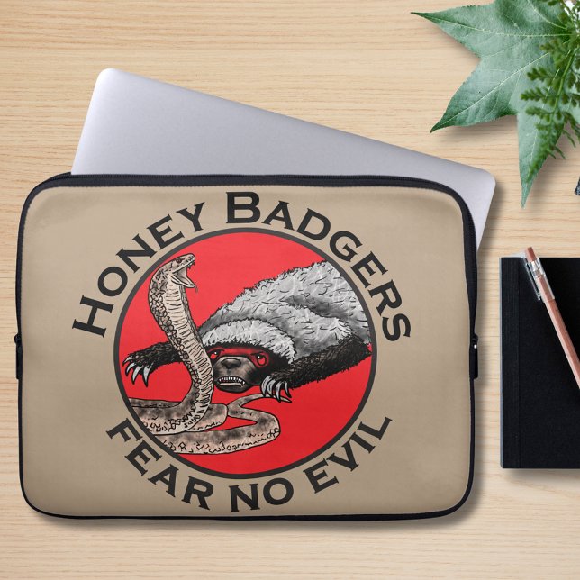 Capa Para Notebook Citação Melhores Texugos Não Temem o Mal (Honey badger fear no evil quote badass honey badger verses cobra snake illustration laptop sleeve)