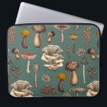 Capa Para Notebook Cogumelos selvagens em verde-pinheiro<br><div class="desc">Vários cogumelos selvagens desenhados à mão,  padrão vetorial</div>