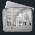 Capa Para Notebook Colonata Curva Vintage<br><div class="desc">Uma colônia curva varre o primeiro plano da fotografia original em preto e branco levando a um pavilhão com um espaço de performance no fundo. A fileira dupla de colunas brancas corintianas suporta um telhado que se curva de direita para esquerda e de volta para direita novamente. Fotografado de ângulo...</div>
