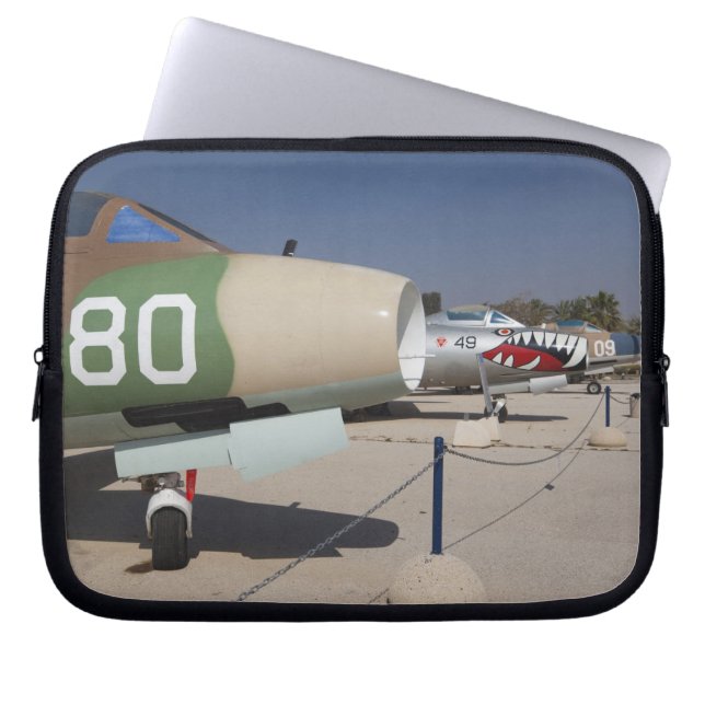 Capa Para Notebook Combate de Mystere (Frente)