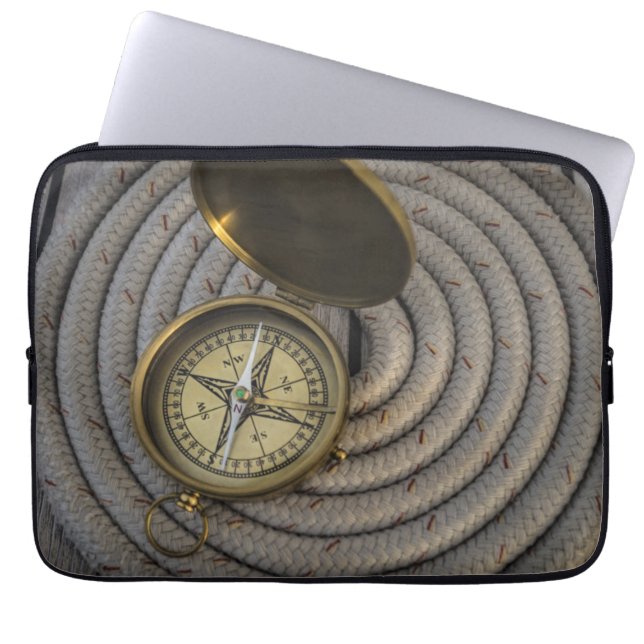 Capa Para Notebook Compasso antigo na plataforma do veleiro (Frente)