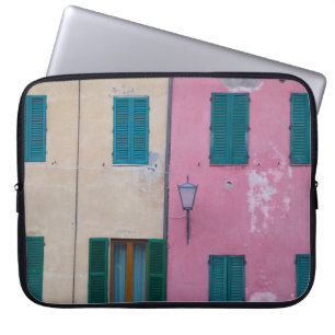 CAPA PARA NOTEBOOK CONEXÃO EXTERIOR PRETO NA PAREDE PINTA