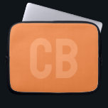 Capa Para Notebook Cor da Tendência - Bolsa de laptop fresca de tange<br><div class="desc">Apresentando a cor da primavera da tendência: Tangerina fresca. Bolsa de laptop moderna e na moda com monograma personalizável em uma fonte laranja clara minimalista. Seu design simples e limpo em uma cor sólida oferece um eterno e um apelo clássico. Explore nossas cores de tendência de primavera para mais produtos...</div>