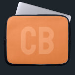 Capa Para Notebook Cor da Tendência - Bolsa de laptop fresca de tange<br><div class="desc">Apresentando a cor da primavera da tendência: Tangerina fresca. Bolsa de laptop moderna e na moda com monograma personalizável em uma fonte laranja clara minimalista. Seu design simples e limpo em uma cor sólida oferece um eterno e um apelo clássico. Explore nossas cores de tendência de primavera para mais produtos...</div>