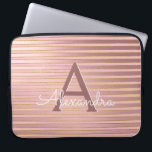 Capa Para Notebook Cora o monograma cor-de-rosa e do ouro das listras<br><div class="desc">Coram o rosa e o caso elegante do monograma das listras da folha Dourado do falso. Este caso pode ser personalizado para incluir seus inicial e nome.</div>