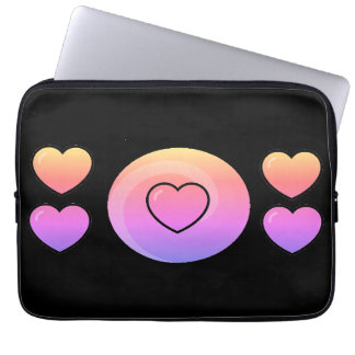 Capa Para Notebook Corações Rosa e um Círculo em um Fundo Preto