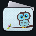 Capa Para Notebook Coruja azul bonito<br><div class="desc">Os eletrônicos à moda sleeve características que uma ilustração bonita do vetor de uma coruja se empoleirou em um ramo de árvore.</div>