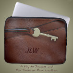 Capa Para Notebook Couro Castanho Faux com Chave e Monograma<br><div class="desc">Esta bolsa de laptop, inspirada por couro marrom-escuro rico, tem o aspecto de couro fino com costura e uma chave de latão. É uma reviravolta divertida para o couro falho que é sofisticado com um olhar executivo. Personalize-o com um Nome ou iniciais como se estivesse emblossado para a formatura perfeita,...</div>
