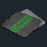 Capa Para Notebook Couro Negra Masculina E Folha Verde<br><div class="desc">Imagem da safra preta e verde parece couro com efeito de pontos. Monograma personalizável.</div>
