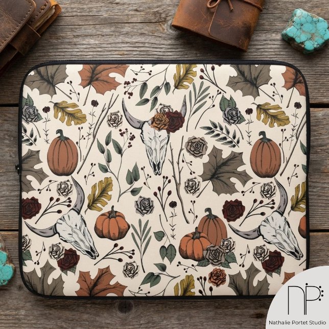 Capa Para Notebook Cranio de Vaca de Colheita de Outono Ocidental (This Western Fall Harvest Cow Skull Autumn Laptop Sleeve features hand-drawn autumn harvest art.)