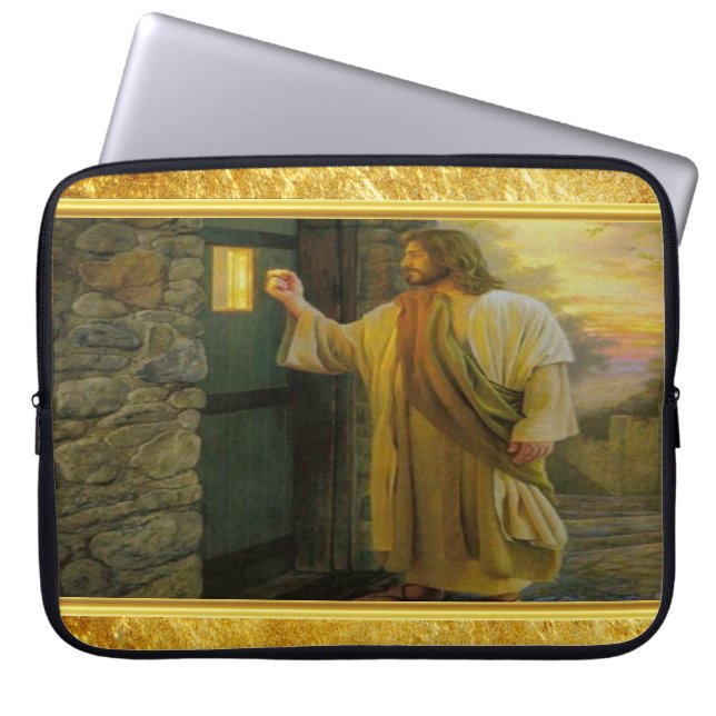 Capa Para Notebook Cristo batendo em uma porta de madeira meteorizada (Frente)