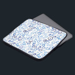 Capa Para Notebook Curvas de Aquarela Azul abstrato em Branco<br><div class="desc">Proteja o seu laptop com uma manga neoprene que apresenta curvas pintadas de cor azul clara a azul escura, mostrando uma variedade de traçados de tinta feitos com tinta azul de água na Prússia. A quantidade de água adicionada varia a intensidade da cor. S curvas, U's e outras formas de...</div>