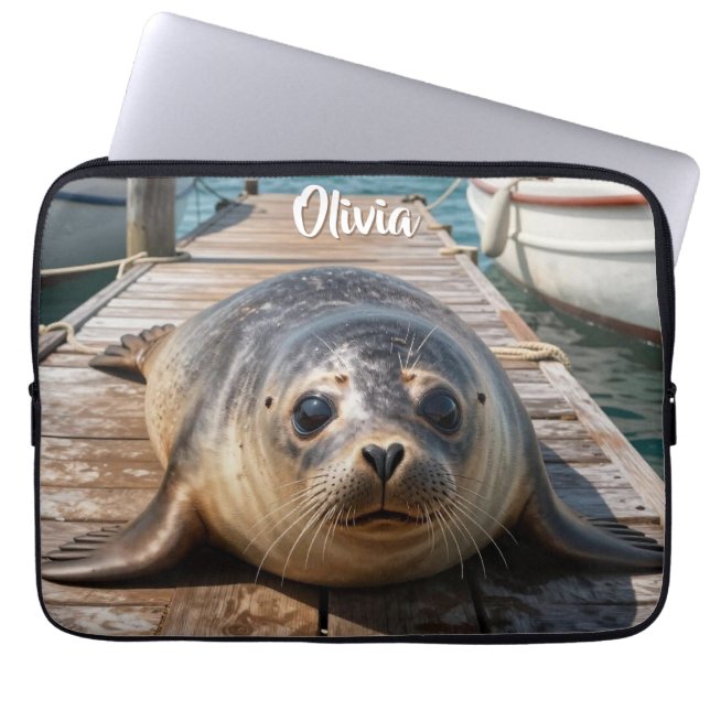 Capa Para Notebook Cute Seal Laying on Boat Dock Ocean Pier (Frente)