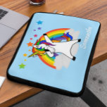 Capa Para Notebook Dabbing Unicorn Rainbow Laptop Personalizado<br><div class="desc">Este design foi criado através da arte digital. Pode ser personalizado clicando no botão personalizar e alterando a cor, adicionando um nome, iniciais ou as suas palavras favoritas. Entre em contato comigo em colorflowcreations@gmail.com se você quiser usar este design em outro produto. Compre minha pintura de acrílico abstrato original para...</div>