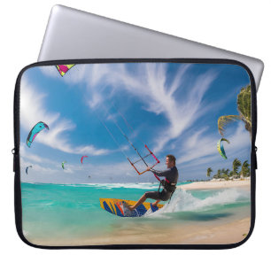 Capa Para Notebook Dançar com o Vento: Uma pipa caribenha surfando Pa