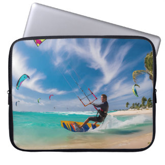 Capa Para Notebook Dançar com o Vento: Uma pipa caribenha surfando Pa