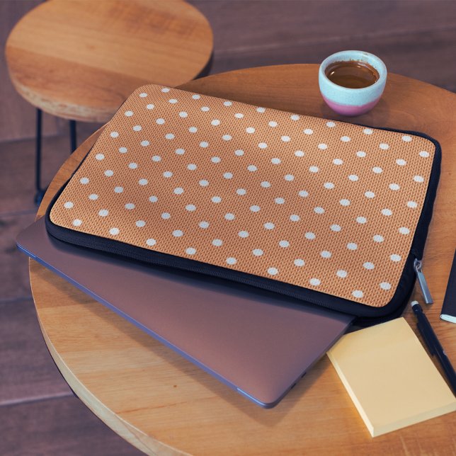 Capa Para Notebook  Delícia Pontilhada Laranja (A Dotty Delight Green Laptop Sleeve on the table.
)