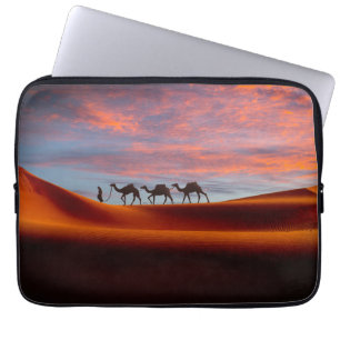 Capa Para Notebook Desertos Man & Camels in the Sand Dunes