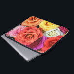 Capa Para Notebook Design de Ilustração de Rosa de Multicores<br><div class="desc">Design de ilustração de rosa de multicores Elegante para bolsa de laptop. Rosas de cor branca e amarelo púrpura,  vermelhos. Disponível em outros produtos e que pode ser solicitado para qualquer um dos produtos oferecidos no Zazzle.</div>