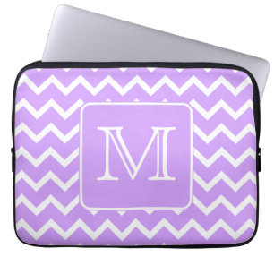 Capa Para Notebook Design roxo e branco de Chevron. Monograma feito