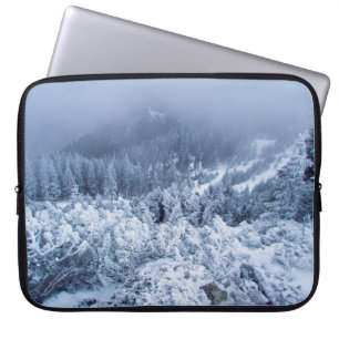 Capa Para Notebook Dia de inverno nebuloso calmo no topo das montanha
