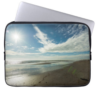 Capa Para Notebook Dia ensolarado em uma praia arenosa de inverno