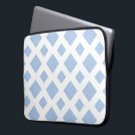 Capa Para Notebook Diamantes Azuis Claro em Branco<br><div class="desc">Um padrão na moda,  geométrico de grandes e pequenos diamantes azuis-claros sobre um fundo branco. O branco forma uma trava que separa as formas de diamante azul do bebê. Imagem de pixel 9000 x 6000 criada digitalmente. Copyright ©2013 Claire E. Skinner,  Todos os direitos reservados.</div>