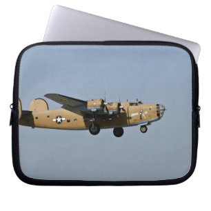 Capa Para Notebook Diamond Lil B-24 Bombardeiro, pousando em Oshkosh,