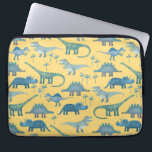 Capa Para Notebook Dinossauros Amarelo Sol<br><div class="desc">Muitos dinossauros azuis, Tyrannosaurus rex, Spinossauro, Stegossauro, Diplodocuments e Tricerátops num fundo amarelo ensolarado. Eek!</div>