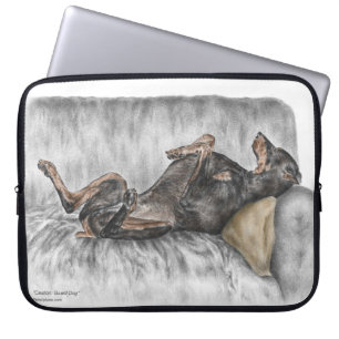 Capa Para Notebook Doberman engraçado no sofá