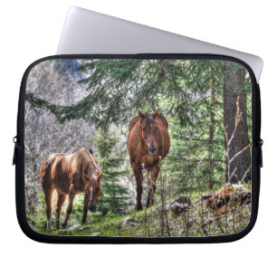 Capa Para Notebook Dois Amigos do Cavalo, Mare e Stallion em uma Flor