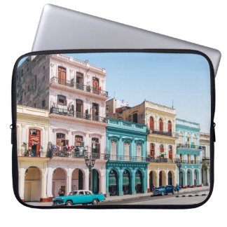 CAPA PARA NOTEBOOK DOIS CARROS ESTACIONADOS FORA DO EDIFÍCIO