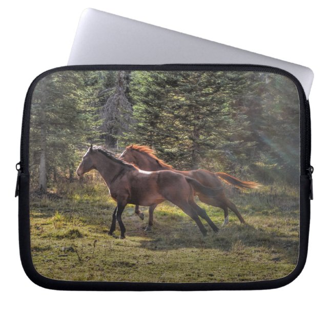 Capa Para Notebook Dois Cavalos Ranch Correndo na Floresta (Frente)