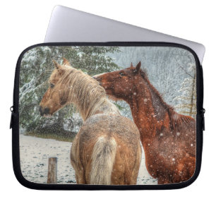 Capa Para Notebook Dois Cavalos Ranhosos a Jogar em Equídeos de Neve