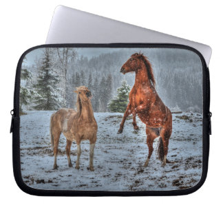 Capa Para Notebook Dois Cavalos Ranhosos a Jogar em Equídeos de Neve