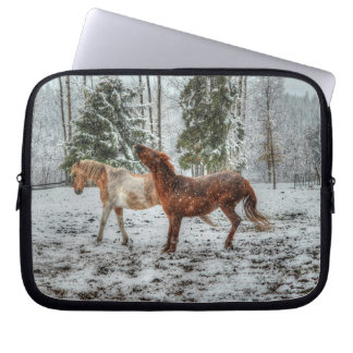 Capa Para Notebook Dois Cavalos Ranhosos a Jogar em Equídeos de Neve