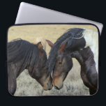 Capa Para Notebook Dois Cavalos Selvagens Marrons Nuzzling<br><div class="desc">Um par de cavalos selvagens marrons partilhando um momento tenro num campo de erva. Estes dois cavalos de pintura marrom podem ser vistos gentilmente zunindo um ao outro,  apreciando uma a outra empresa. Seus homens ruídos soprando na brisa. Exibindo poder,  bondade e liberdade. Excelente para amantes de cavalos.</div>