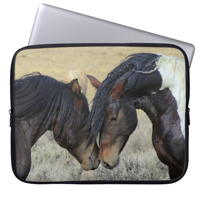 Capa Para Notebook Dois Cavalos Selvagens Marrons Nuzzling (Frente)