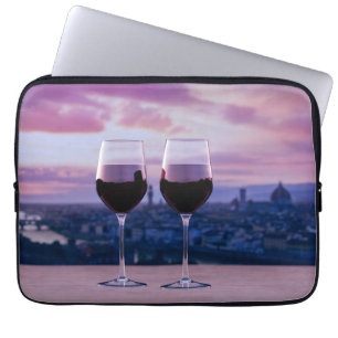 Capa Para Notebook Dois copos de vinho tinto no horizonte de Florença