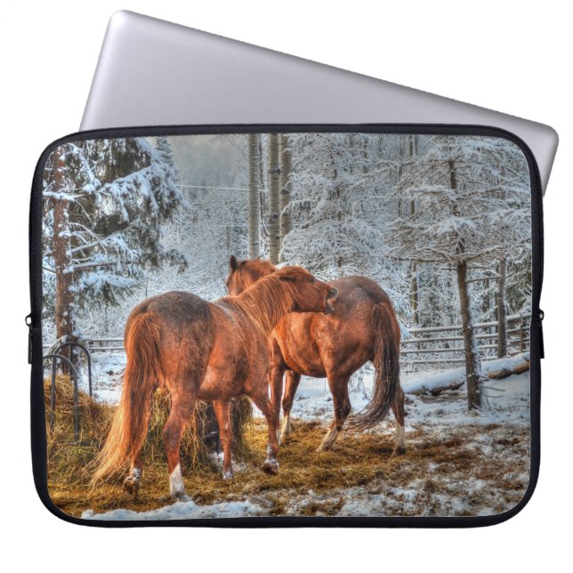 Capa Para Notebook Dois Dun Chestnut Horses Biting Fund Photo (Frente)