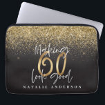 Capa Para Notebook Dourada reluz aniversário de 60 anos<br><div class="desc">Comemore seu aniversário de 60 anos em estilo com este efeito brilhante preto,  branco e dourado 60 e fabulosa design de aniversário. Um design moderno com texto de script e gráficos ousados. Altere a cor para personalizar. Parte de uma coleção.</div>