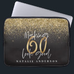 Capa Para Notebook Dourada reluz aniversário de 60 anos<br><div class="desc">Comemore seu aniversário de 60 anos em estilo com este efeito brilhante preto,  branco e dourado 60 e fabulosa design de aniversário. Um design moderno com texto de script e gráficos ousados. Altere a cor para personalizar. Parte de uma coleção.</div>