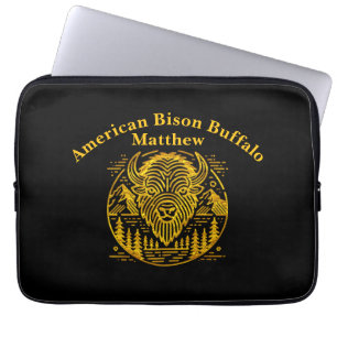 Capa Para Notebook Dourado Bison entre Montanhas e Árvores