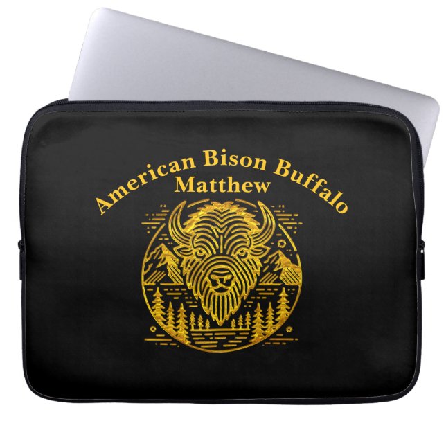 Capa Para Notebook Dourado Bison entre Montanhas e Árvores (Frente)