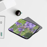 Capa Para Notebook Dragonfly Darner de Olhos Azuis em Flores Roxas<br><div class="desc">Para os fãs da natureza e da libélula! Bolsa de laptop protetora e zíptica que apresenta a imagem fotográfica de uma libélula Darner de olhos azuis que repousa em flores Aconitas roxas. Selecione o tamanho da bolsa de laptop.</div>