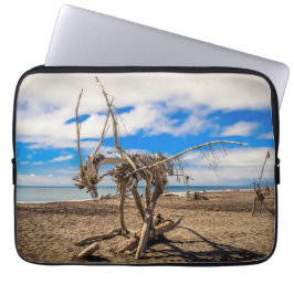 Capa Para Notebook Driftwood artwork on Hokitika Beach, New Zealand